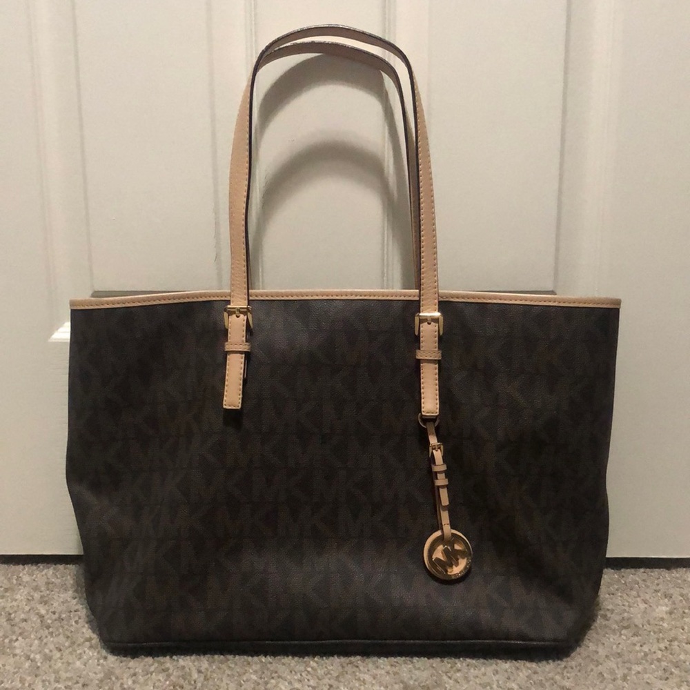 Michael Kors Purse. Lightly used. Great condition. No rips,tears, stains